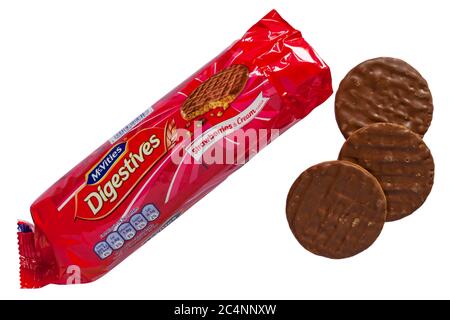 Confezione di biscotti digestivi McVitie's con fragole e crema, aperta per mostrare il contenuto isolato su sfondo bianco - Mcvities McVitie Foto Stock