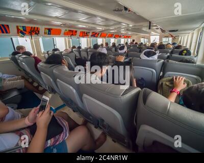 Kuta, Bali, Indonesia - 15 gennaio 2019: I turisti saliranno a bordo delle barche che partono per l'isola di Nusa Penida. Foto Stock