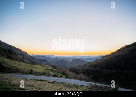 Vista dell'alba da un paesaggio di valle HDR. Foto Stock