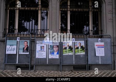 Lille, Francia. 28 Giugno 2020. Vista esterna della stazione di scrutinio durante il secondo turno delle elezioni comunali francesi a Lille, in Francia, il 28 giugno 2020. Credit: ALEXANDROS MICHAILIDIS/Alamy Live News Foto Stock