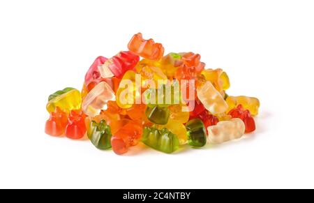 Mucchio di caramelle multicolore orsi gommosi isolato su sfondo bianco. Caramelle di gelatina di diversi colori. Gummie a base di succo di frutta, gelatina, zucchero. Foto Stock