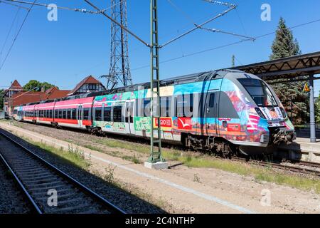 DB Regio Bombardier Talent 2 treno in speciale livrea Rostock alla stazione di Warnemünde Foto Stock