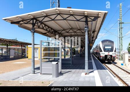 Treno Bileveled Stadler KISS DB Intercity 2 alla stazione di Warnemünde Foto Stock