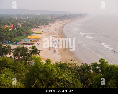 Veduta aerea della spiaggia turistica di Arambol nello stato di Goa. India. Foto Stock