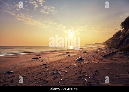 Scenico alba dorata sul Mar Baltico vicino a Miedzyzdroje, Polonia. Foto Stock