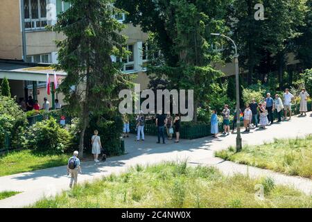 Persone in fila per votare alle elezioni presidenziali in Polonia, 28 giugno 2020 Foto Stock