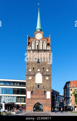 Porta Kröpelin. È stato menzionato in un documento per la prima volta nel 1280 ed è il più magnifico tra le ex 22 porte della città e dell'acqua di Rostock. Foto Stock