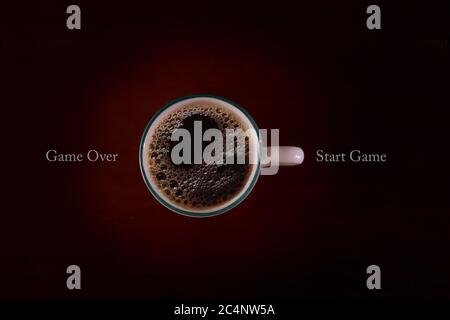 Vista dall'alto, shot di caffè ad alta angolazione in una tazza su uno sfondo di borgogna con testo scritto accanto ad esso Foto Stock