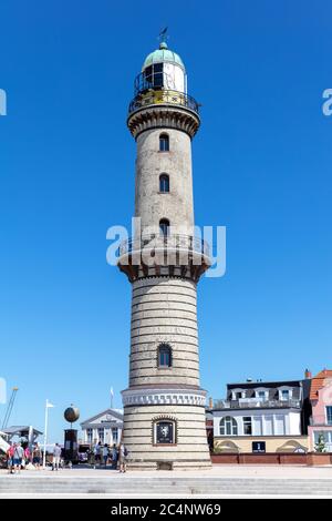 Faro a Warnemünde, Germania. Ha un'altezza di 36.9 metri (121 piedi) ed è stato messo in servizio nel 1898. Foto Stock