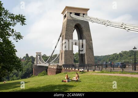 Il famoso Clifton Suspension Bridge costruito dall'ingegnere vittoriano Isambard Kingdom Brunel. Un edificio storico di grado i a Bristol, Inghilterra, Regno Unito Foto Stock