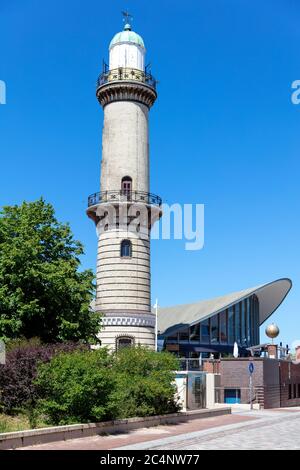 Faro a Warnemünde, Germania. Ha un'altezza di 36.9 metri (121 piedi) ed è stato messo in servizio nel 1898. Foto Stock