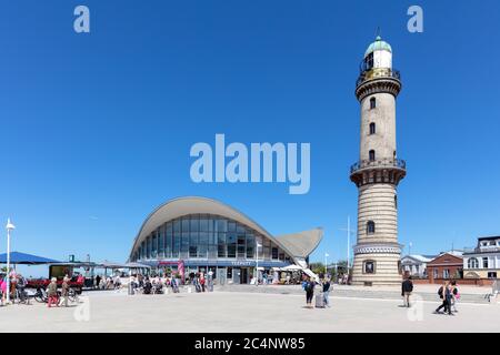 Faro a Warnemünde, Germania. Ha un'altezza di 36.9 metri (121 piedi) ed è stato messo in servizio nel 1898. Foto Stock