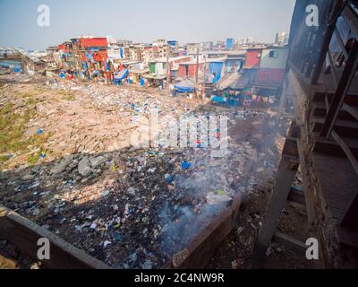 Poveri e impoveriti quartieri degradati di Dharavi nella città di Mumbai. Foto Stock