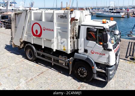 Carrello per la polvere Veolia. Veolia è una società francese transnazionale che opera nel settore della gestione delle acque, della gestione dei rifiuti e dei servizi energetici. Foto Stock