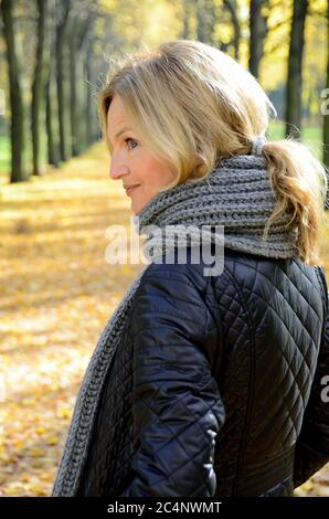 Donna di mezza età che cammina nella natura Foto Stock