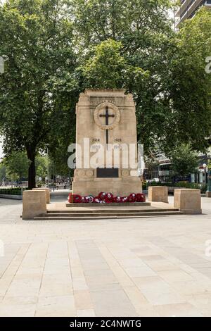 Il memoriale di guerra di Bristol Cenotaph nel centro di Bristol con le ghirlande di papavero alla relativa base, città di Bristol, Inghilterra, Regno Unito Foto Stock