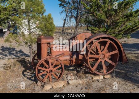 Trattore rosso vecchio arrugginito in una fattoria in Argentina Foto Stock