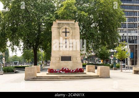 Il memoriale di guerra di Bristol Cenotaph nel centro di Bristol con le ghirlande di papavero alla relativa base, città di Bristol, Inghilterra, Regno Unito Foto Stock