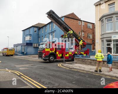 Blackpool, Regno Unito. 28 Giugno 2020. Notizie meteo. Gales e alcuni venti molto forti e raffiche stanno causando problemi per i residenti fuori Woodfield Road a Blackpool. Gli equipaggi antincendio con gru stanno attualmente rendendo sicuri gli edifici. Credit: Gary Telford/Alamy Live News Foto Stock