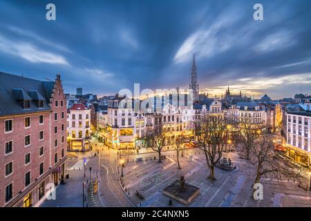 Bruxelles, Belgium plaza e skyline con la torre del Municipio al tramonto. Foto Stock