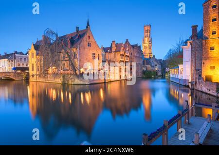 Bruges, Belgio scena notturna sul fiume Rozenhoedkaai. Foto Stock