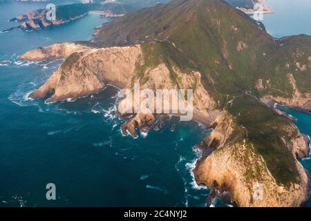 Vista aerea di un paesaggio montano sul mare in Hong Kong Foto Stock