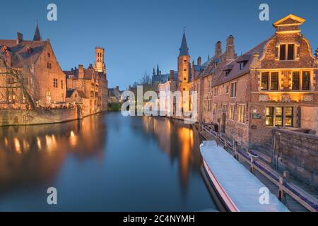 Bruges, Belgio scena notturna sul fiume Rozenhoedkaai. Foto Stock
