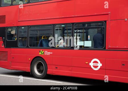 West Wickham, Kent, UK, 28 giugno 2020, West Wickham High Street è ancora molto tranquilla per una Domenica mattina anche l'autobus è vuoto. La gente continua a fare la fila per alcuni negozi mentre ricorda di tenere 2 metri di distanza e distanza sociale. Le barriere blu che sporgono sulla strada assicurano che la distanza di due metri può essere mantenuta e la gente può rimanere al sicuro dal traffico.Keith Larby/Alamy Live News Foto Stock