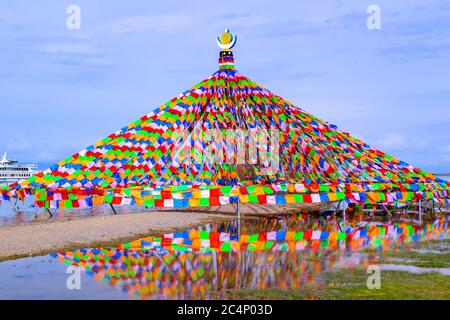 Qinghai Lago Erlangjian Scenic Area, colorate Bandiere di preghiera Tibetane Foto Stock