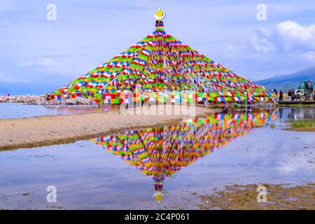 Qinghai Lago Erlangjian Scenic Area, colorate Bandiere di preghiera Tibetane Foto Stock