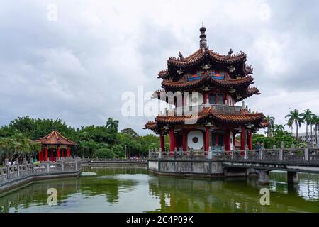 TAIPEI, TAIWAN - 28 ottobre 2019: Bella Pagoda in una giornata nuvolosa al 228 Peace Memorial Park a Taipei, Taiwan Foto Stock