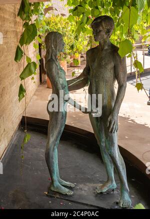 Sculture che celebrano l'amore nel giardino degli amanti Giardino di Trauttmansdorff a Merano (Merano), Alto Adige, Nord italia Europa Foto Stock