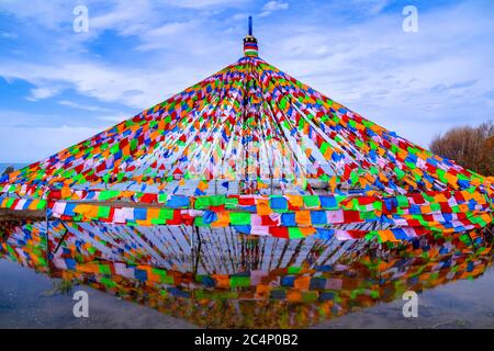 Qinghai Lago Erlangjian Scenic Area, colorate Bandiere di preghiera Tibetane Foto Stock