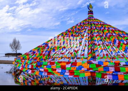 Qinghai Lago Erlangjian Scenic Area, colorate Bandiere di preghiera Tibetane Foto Stock