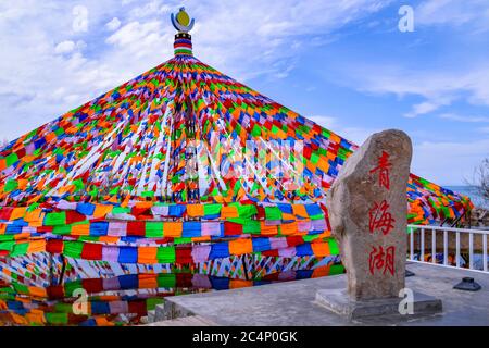 Traduzione in cinese : Lago Qinghai.Lago Qinghai Erlangjian Area panoramica, Bandiere di preghiera Tibetane colorate Foto Stock