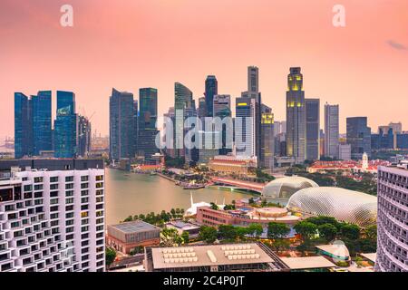 Lo skyline della città di Singapore sopra la Marina durante il tramonto. Foto Stock