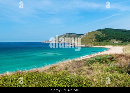 Spiaggia Paradiso (Praia Mar de Fora) aperta all'Oceano Atlantico in Finisterre in un tardo pomeriggio estivo in Galizia, Spagna. Foto Stock