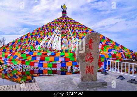 Traduzione in cinese : Lago Qinghai.Lago Qinghai Erlangjian Area panoramica, Bandiere di preghiera Tibetane colorate Foto Stock