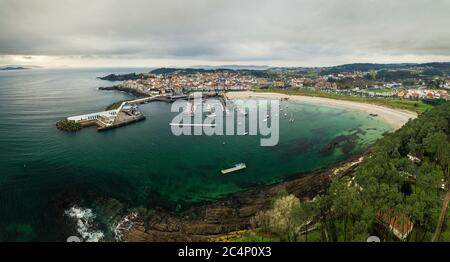 Veduta aerea del faro e del porto di Portonovo, un piccolo villaggio sulla costa della Galizia, Spagna, con le isole Cies e Ons nel backgroun Foto Stock