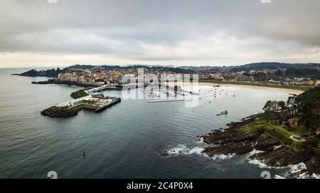 Veduta aerea del faro e del porto di Portonovo, un piccolo villaggio sulla costa della Galizia, Spagna, con le isole Cies e Ons nel backgroun Foto Stock