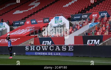 Ashton Gate Stadium, Bristol, Regno Unito. 28 Giugno 2020. Campionato di calcio della Lega inglese, Bristol City contro Sheffield Mercoledì; Kadeem Harris di Sheffield Mercoledì prende un tiro sotto guardato dai tifosi virtuali Credit: Action Plus Sport/Alamy Live News Foto Stock