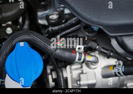 Berlino, Germania - 24 giugno 2020: Uno sguardo al vano motore di un'auto ibrida plug-in con vari componenti. Foto Stock