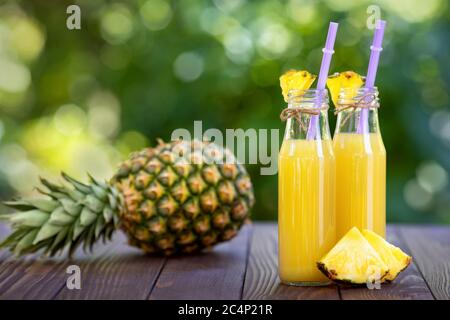 succo di ananas in bottiglie di vetro Foto Stock