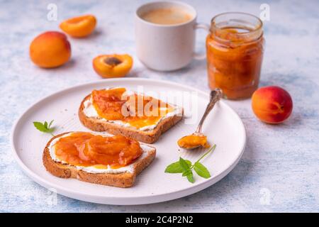 Marmellata di albicocche e creme di formaggio tostate fatte in casa. Foto Stock