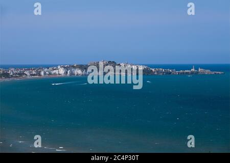 Vista aerea sulla spiaggia di Vieste e Pizzomuno con il Mare Adriatico nella penisola del Gargano in Italia, Europa Foto Stock