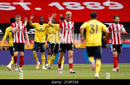 Nicolas Pepe (terza a sinistra) dell'Arsenal celebra il primo gol della partita durante la partita finale del quarto della fa Cup a Bramall Lane, Sheffield. Foto Stock