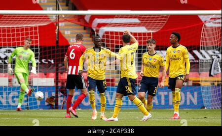 Nicolas Pepe (terza a sinistra) dell'Arsenal celebra il primo gol della partita durante la partita finale del quarto della fa Cup a Bramall Lane, Sheffield. Foto Stock