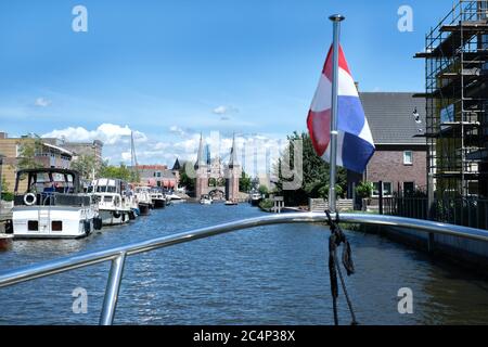Europa, Paesi Bassi - Tour sui canali di Frisia, la porta d'acqua di Sneek, vista dalla barca Foto Stock