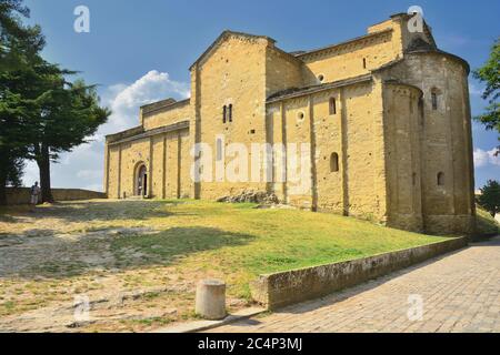 San Leo,Rimini,Emilia-Romagna,Italia. Vista sulla cattedrale di San Leone, una delle due chiese del villaggio di San Leo. Foto Stock