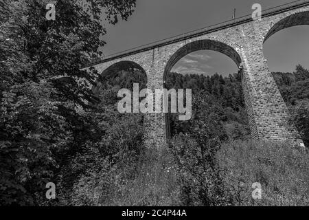 Spettacolare vista del vecchio ponte ferroviario al viadotto della gola di Ravenna a Breitnau, Germania. Bianco e nero Foto Stock